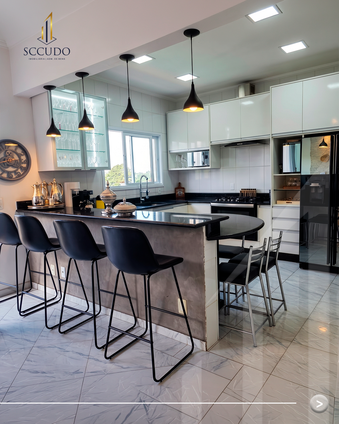 Casa de Condomínio à Venda no Arujá 5 | 350 m² | 4 Suítes | Mobiliada